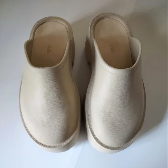 Lemonade Beige Clogs 6-7 - Picture 3 of 6